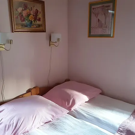 Quarto em Acomodações Particulares Contra *