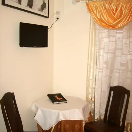 Quarto em Acomodações Particulares Contra *